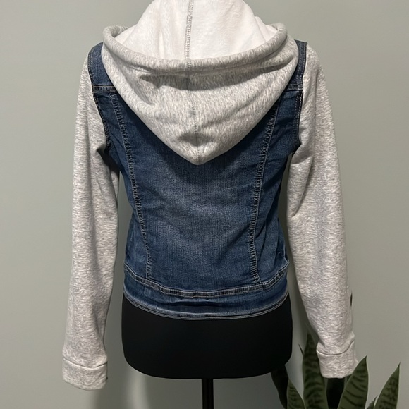 ⭐️ Incredibly Comfortable Denim Jacket with sweatshirt sleeves ⭐️ - Picture 5 of 8